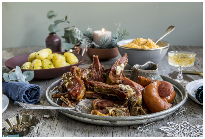 Pinnekjøtt i klassisk julemiddag med poteter, vossakorv og kålrotstappe